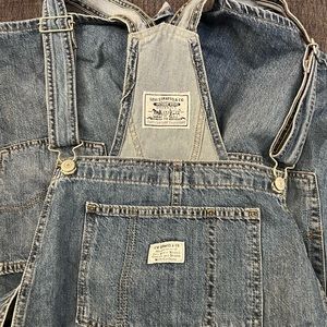 LEVIS OVERALL SHORTS LIKE NEW SIZE M- darker denim
